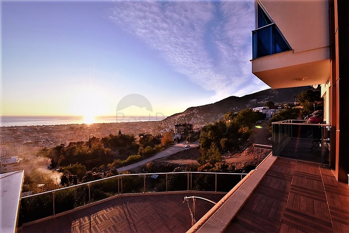 5+2 villa with stunning views in the center of Alanya