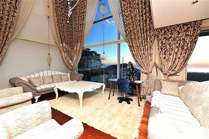 5+2 villa with stunning views in the center of Alanya