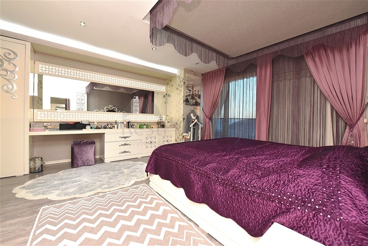 5+2 villa with stunning views in the center of Alanya