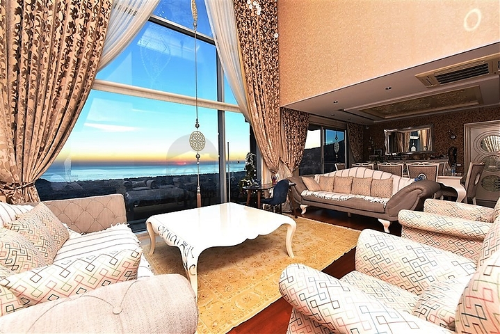 5+2 villa with stunning views in the center of Alanya