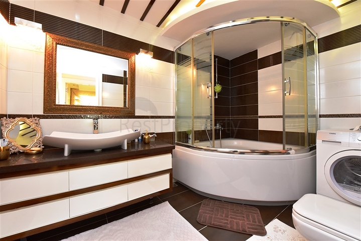 5+2 villa with stunning views in the center of Alanya