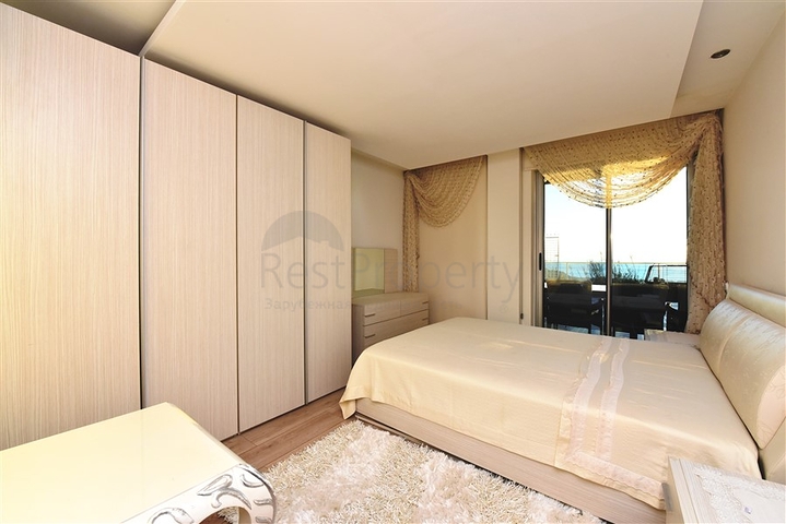 5+2 villa with stunning views in the center of Alanya