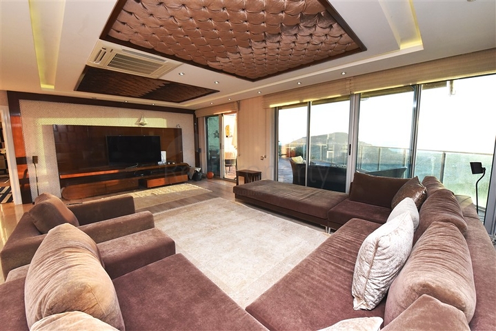 5+2 villa with stunning views in the center of Alanya
