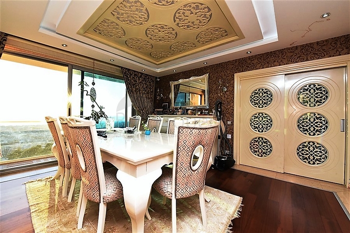 5+2 villa with stunning views in the center of Alanya