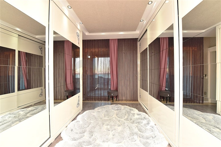 5+2 villa with stunning views in the center of Alanya