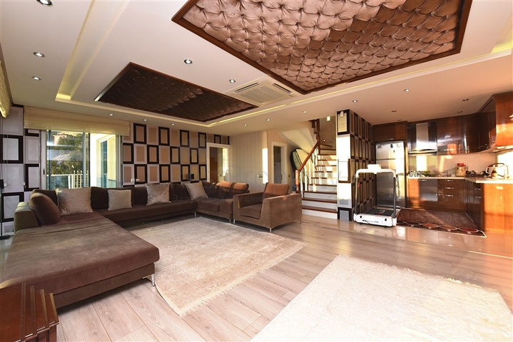 5+2 villa with stunning views in the center of Alanya