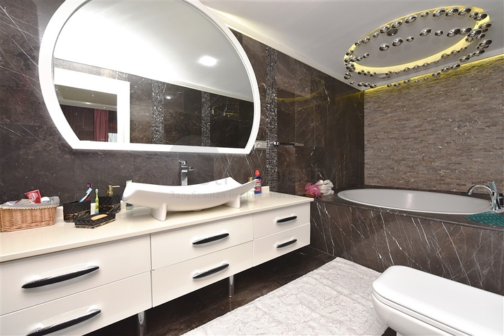 5+2 villa with stunning views in the center of Alanya