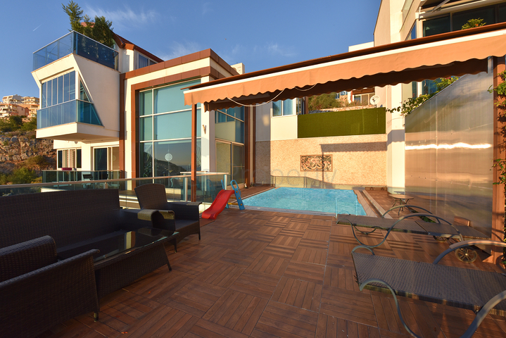 5+2 villa with stunning views in the center of Alanya