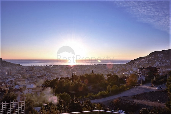 5+2 villa with stunning views in the center of Alanya