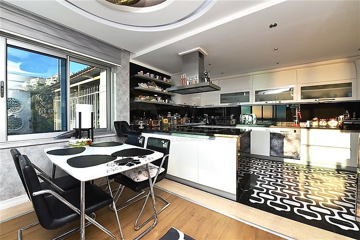 5+2 villa with stunning views in the center of Alanya