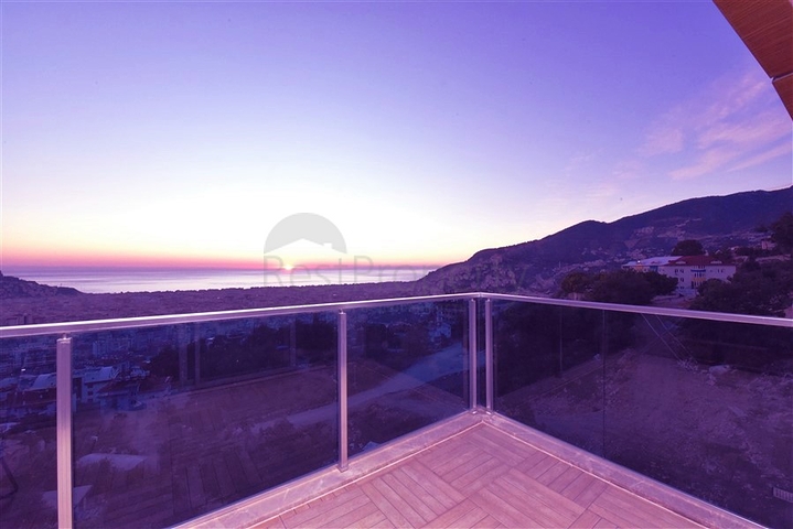 5+2 villa with stunning views in the center of Alanya