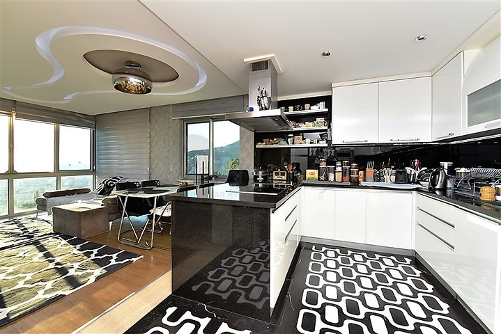 5+2 villa with stunning views in the center of Alanya