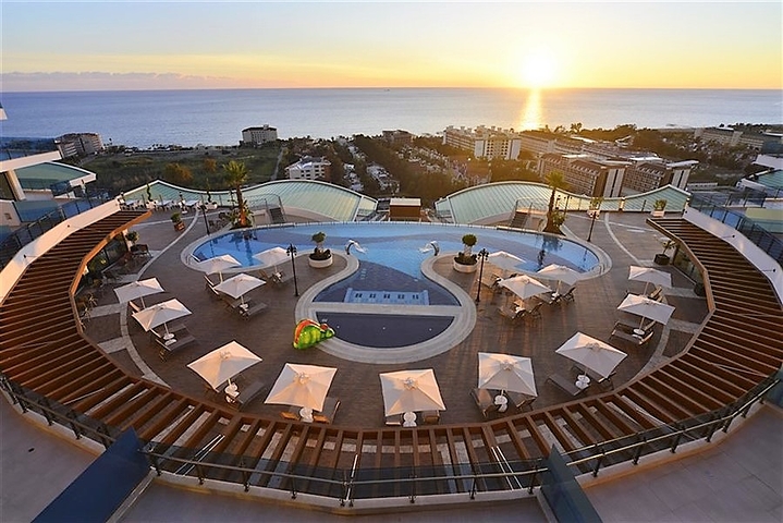 3+2 penthouse in a prestigious project in Konakli district