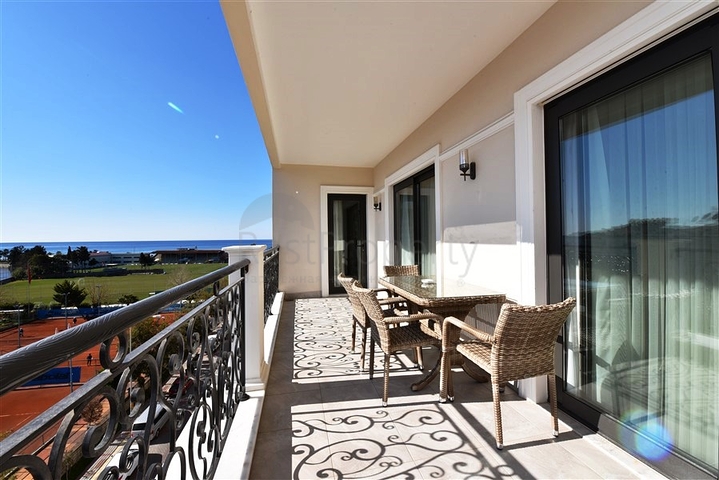 Two-bedroom apartment in a luxury complex in the center of Alanya