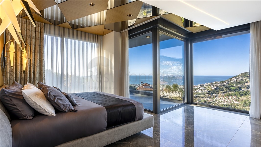 Luxury villas with panoramic views of the Mediterranean Sea