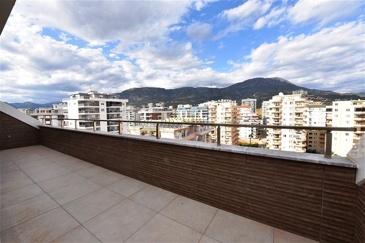 3+1 penthouse with sea view in Mahmutlar area
