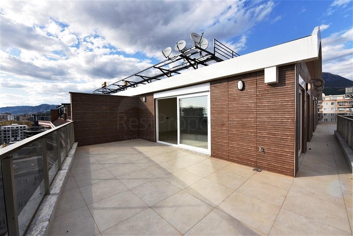 3+1 penthouse with sea view in Mahmutlar area