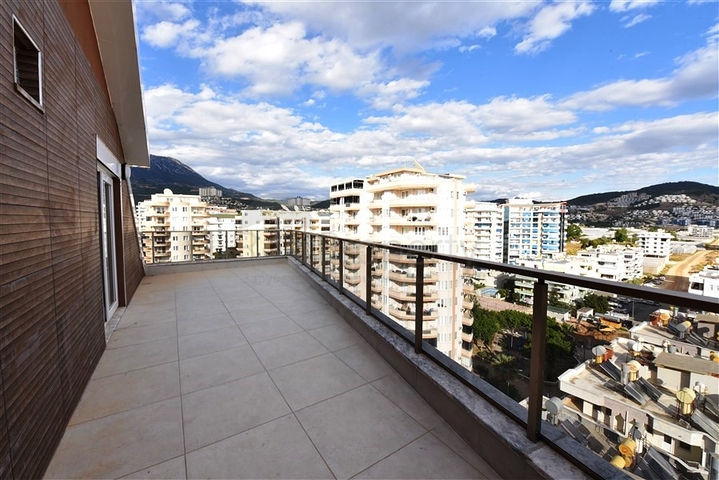 3+1 penthouse with sea view in Mahmutlar area