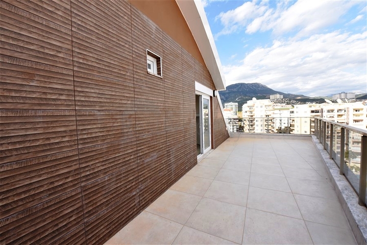 3+1 penthouse with sea view in Mahmutlar area