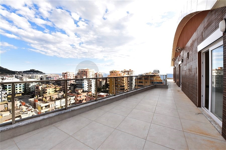 3+1 penthouse with sea view in Mahmutlar area