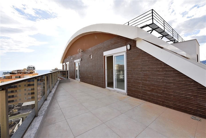 3+1 penthouse with sea view in Mahmutlar area