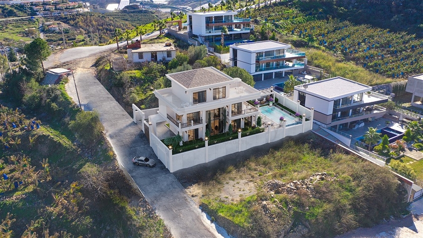 Villa with sea view 5+1 in Kargicak area