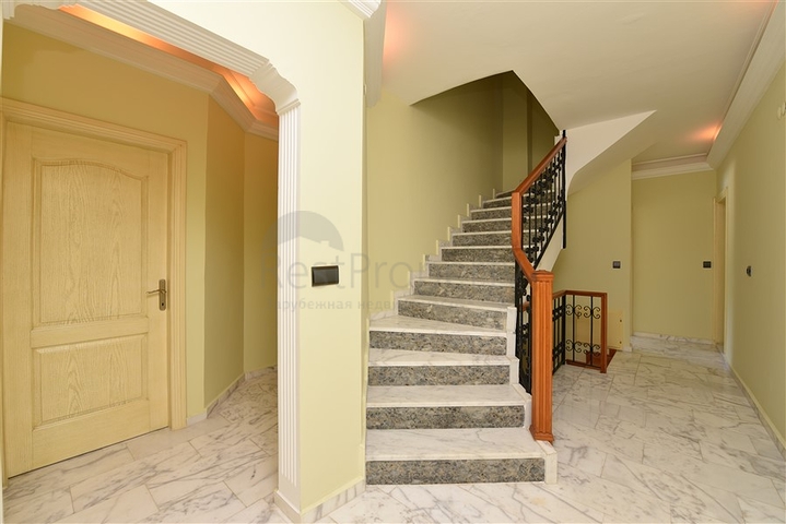 Spacious 7+1 villa in Kestel area