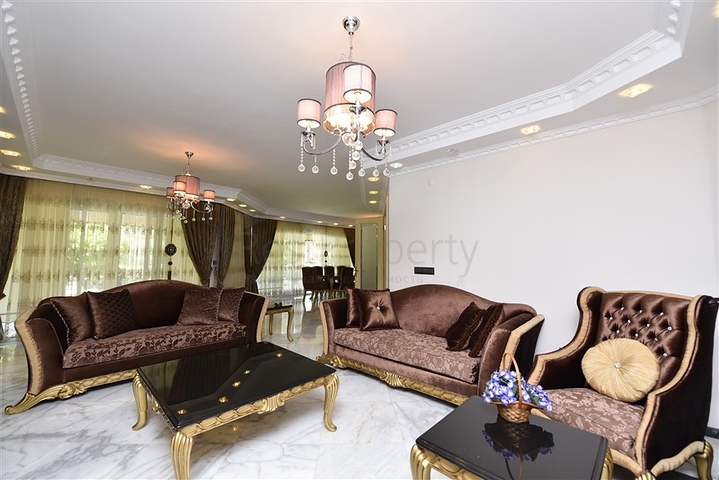 Spacious 7+1 villa in Kestel area