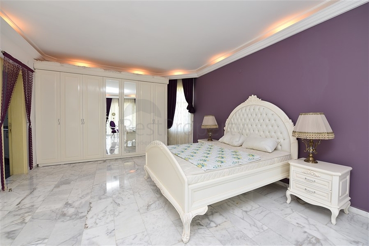 Spacious 7+1 villa in Kestel area