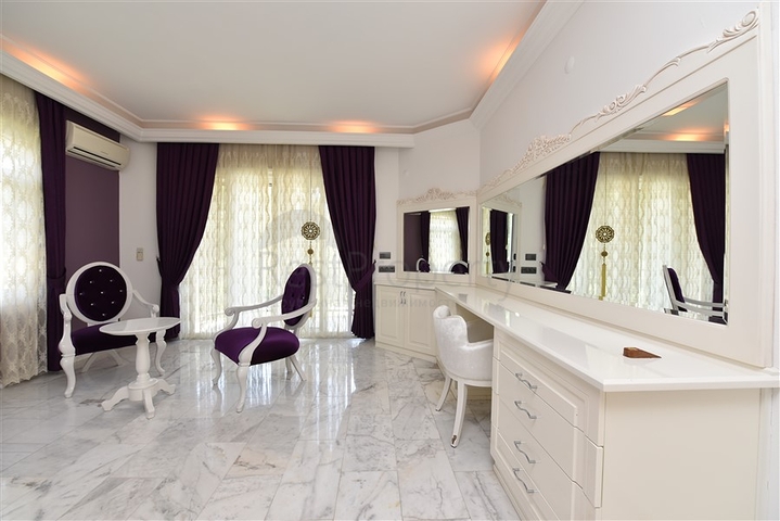 Spacious 7+1 villa in Kestel area