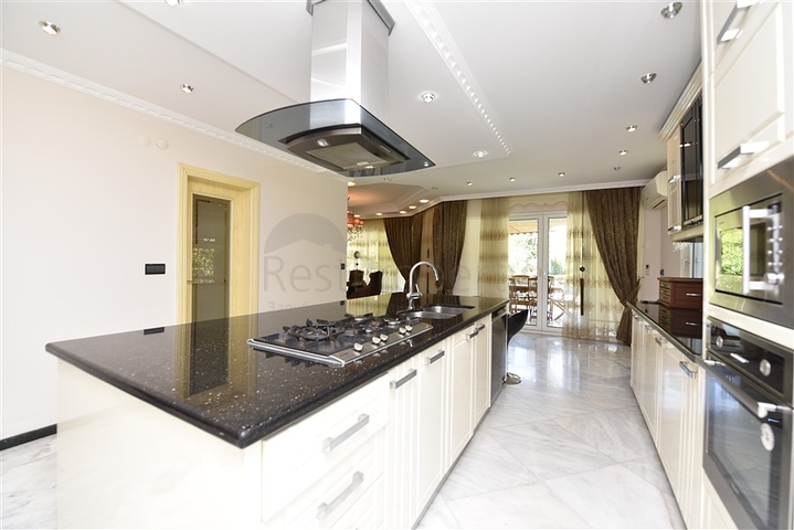 Spacious 7+1 villa in Kestel area