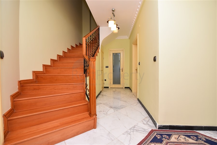 Spacious 7+1 villa in Kestel area