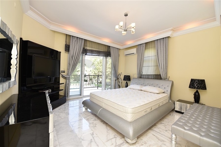 Spacious 7+1 villa in Kestel area