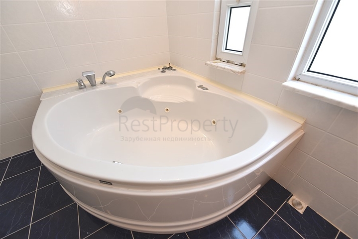 Spacious 7+1 villa in Kestel area