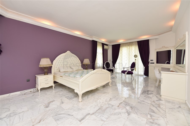 Spacious 7+1 villa in Kestel area