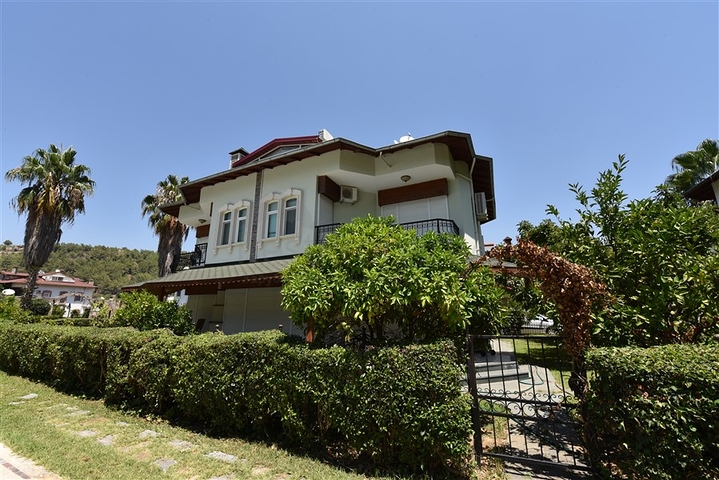 Spacious 7+1 villa in Kestel area