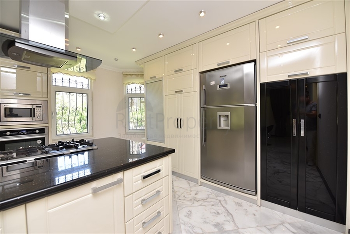 Spacious 7+1 villa in Kestel area