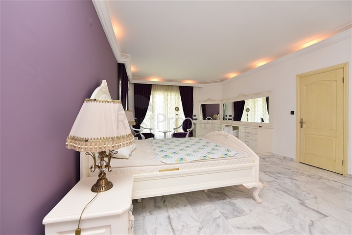 Spacious 7+1 villa in Kestel area