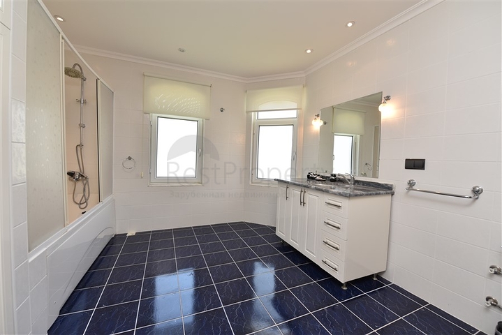 Spacious 7+1 villa in Kestel area