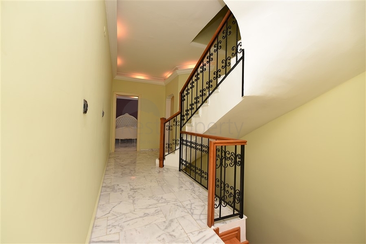 Spacious 7+1 villa in Kestel area