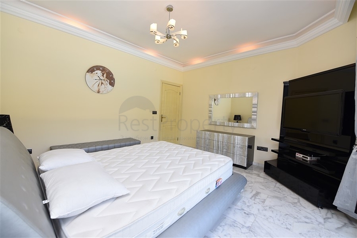 Spacious 7+1 villa in Kestel area