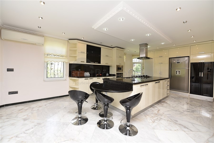 Spacious 7+1 villa in Kestel area