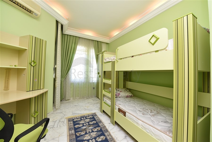 Spacious 7+1 villa in Kestel area