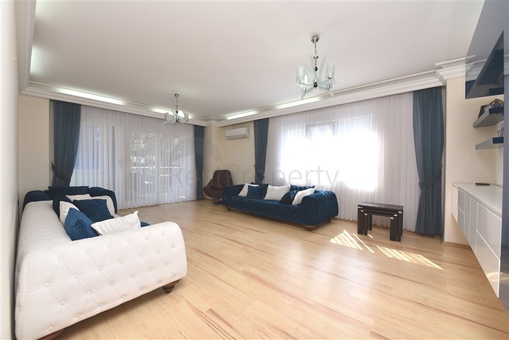 3+1 apartment near the sea in the center of Alanya
