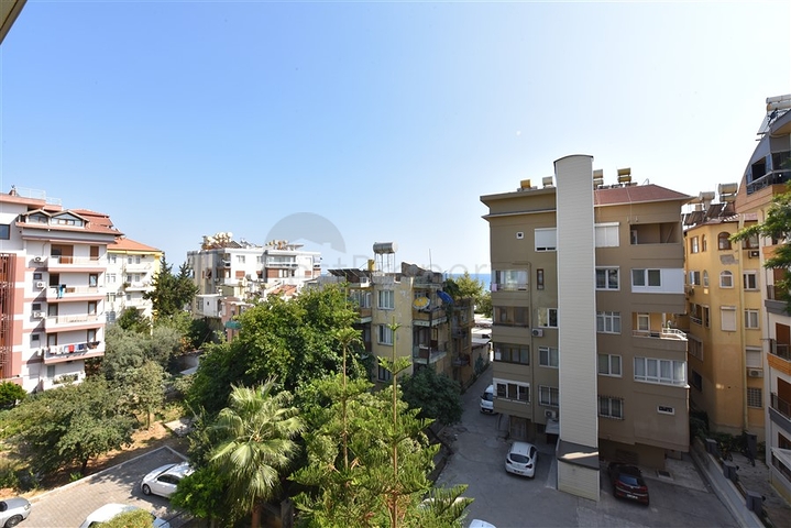 3+1 apartment near the sea in the center of Alanya