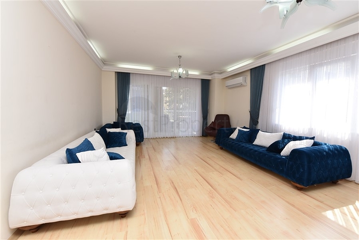 3+1 apartment near the sea in the center of Alanya