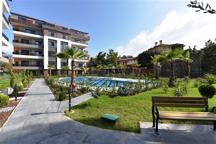 Furnished 3+1 Penthouse in Oba, Alanya – Terrace, Pool & Resort Facilities