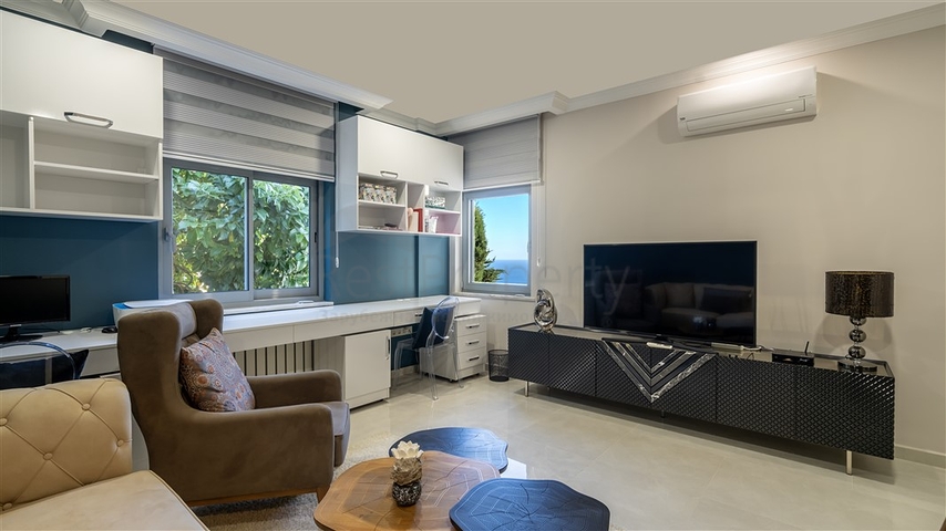 Luxury Sea View Villa in Alanya Center – Private Pool & Garden