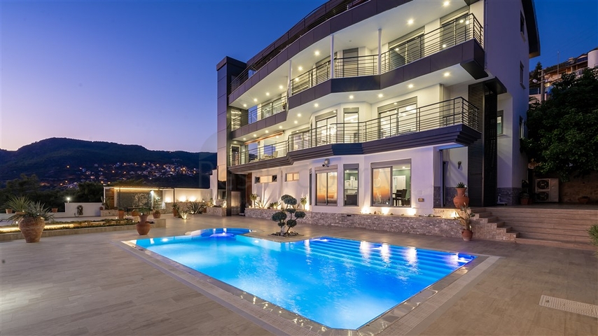 Luxury Sea View Villa in Alanya Center – Private Pool & Garden