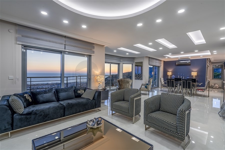 Luxury Sea View Villa in Alanya Center – Private Pool & Garden